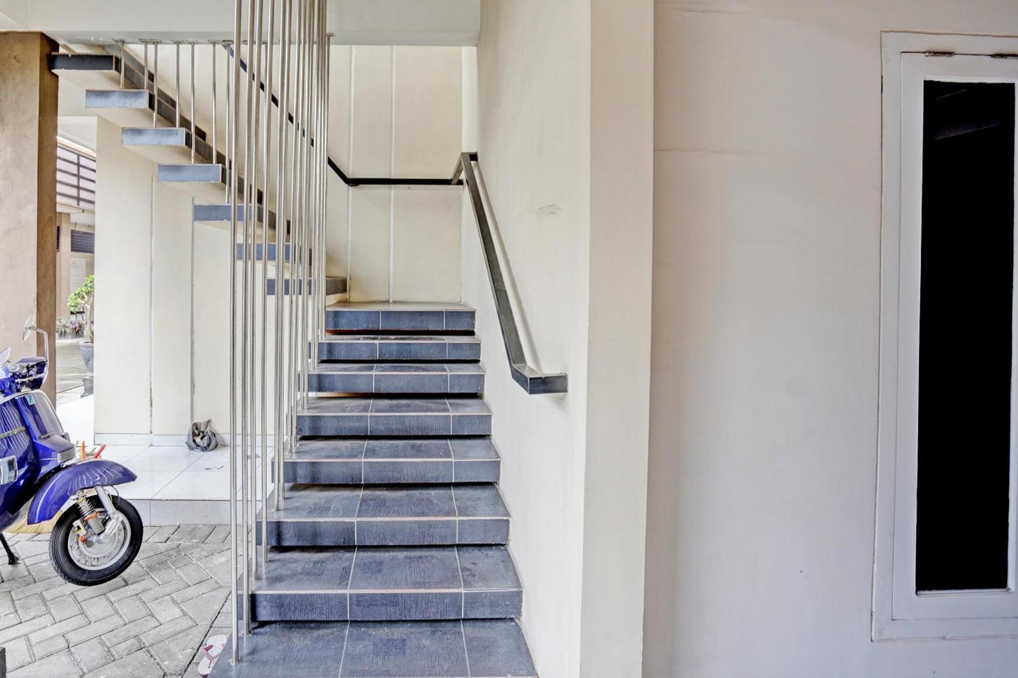 Oyo Life 92190 Arya Guest House Tulungagung Exterior foto